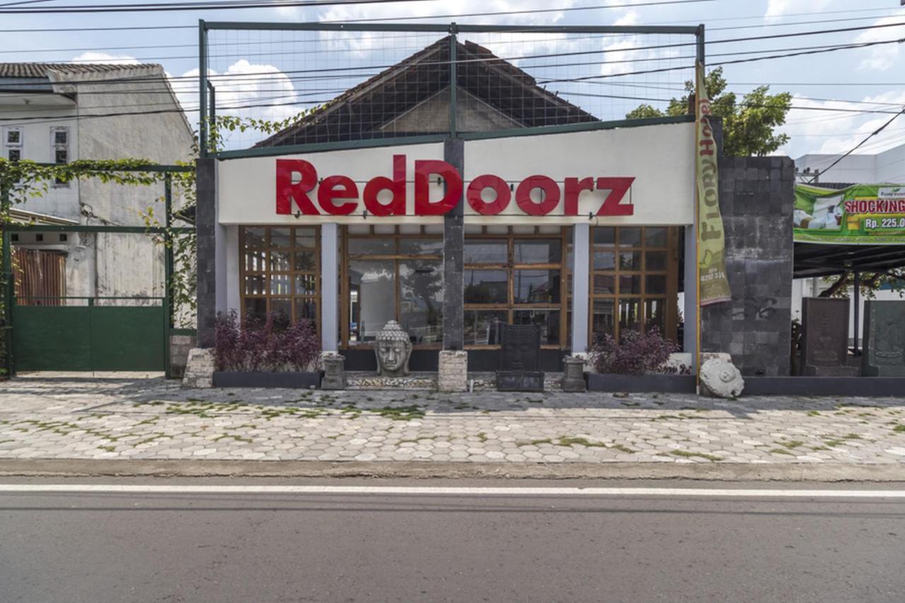 Reddoorz Plus @ Flory Hotel Джокьякарта Экстерьер фото