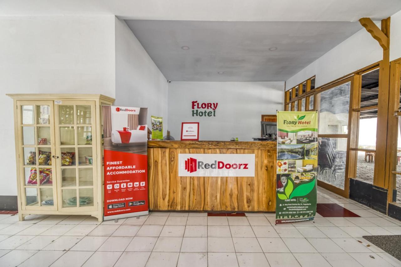 Reddoorz Plus @ Flory Hotel Джокьякарта Экстерьер фото