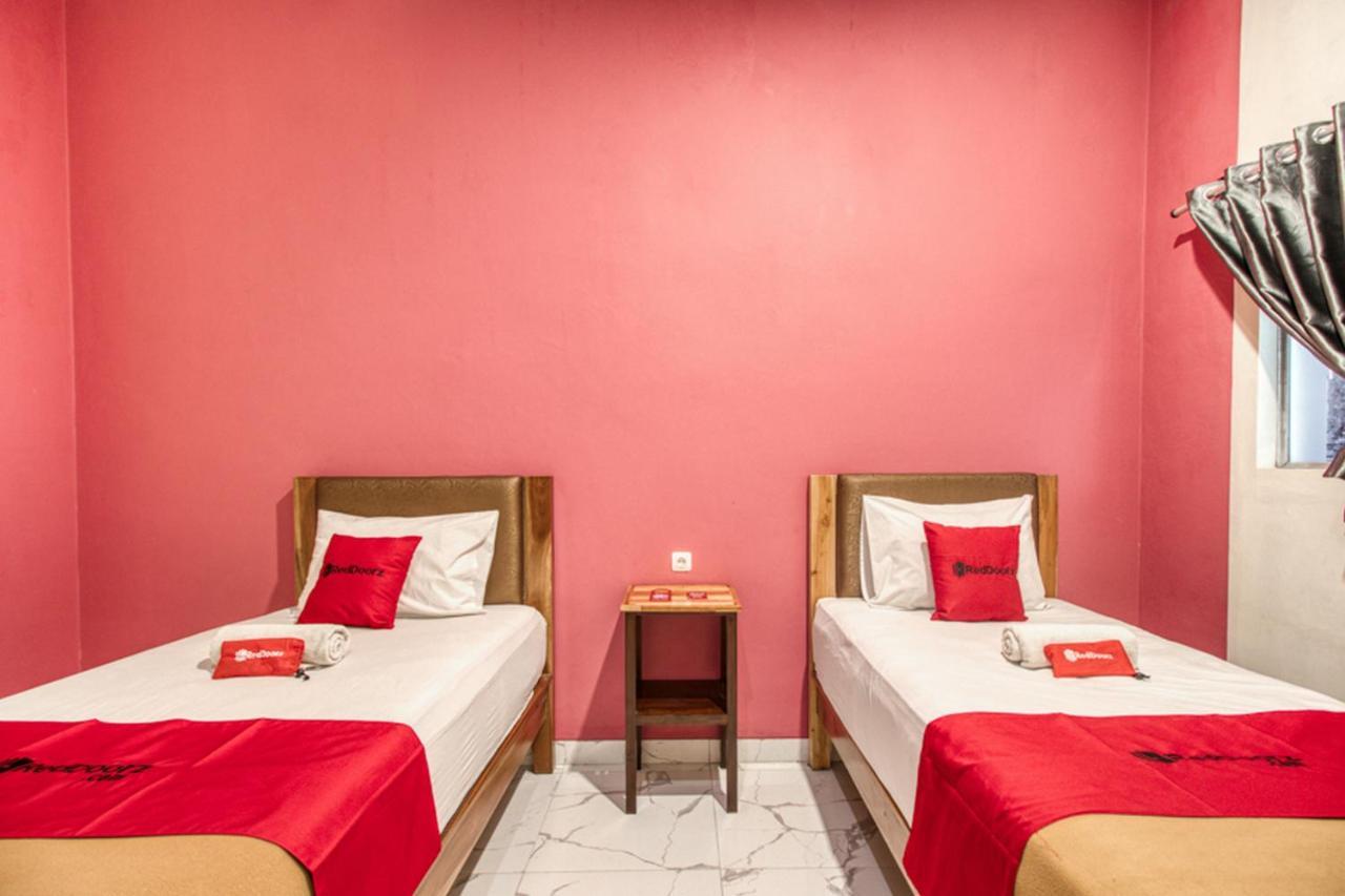 Reddoorz Plus @ Flory Hotel Джокьякарта Экстерьер фото
